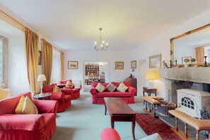 7 bedrooms, free cots/infant beds, free WiFi