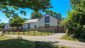 Front of property - Tizzy Barn (Launceston)