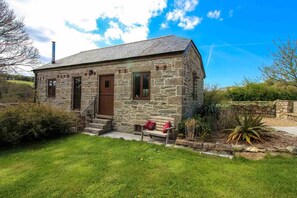 Front of property - The Threshing Barn (Truro)