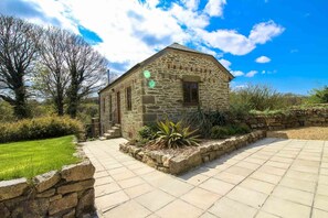 Front of property - The Threshing Barn (Truro)