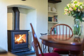In-room dining - Bethel Cottage (Truro)