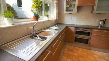 Mesin pencuci piring dan kursi makan untuk bayi