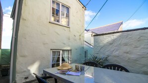 Unclassified image, 3 of 32, button - Cliffwell House (Helston)