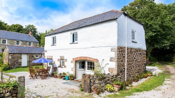 Front of property - Cob Cottage at Higher Tregidden (Helston)