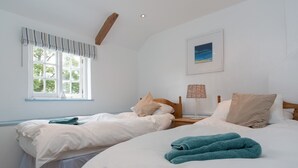 3 bedrooms, free cots/infant beds, free WiFi - Cob Cottage at Higher Tregidden (Helston)