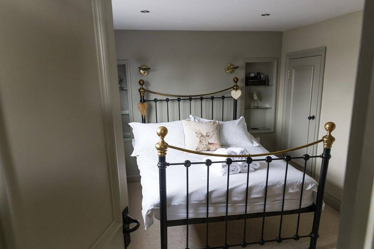 Premium bedding, iron/ironing board, free WiFi, bed sheets