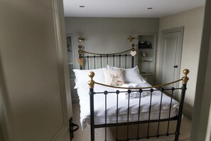 Premium bedding, iron/ironing board, free WiFi, bed sheets