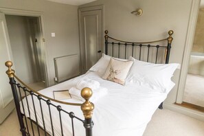 Premium bedding, iron/ironing board, free WiFi, bed sheets
