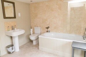 Deluxe Double Room with Bath | Bathroom