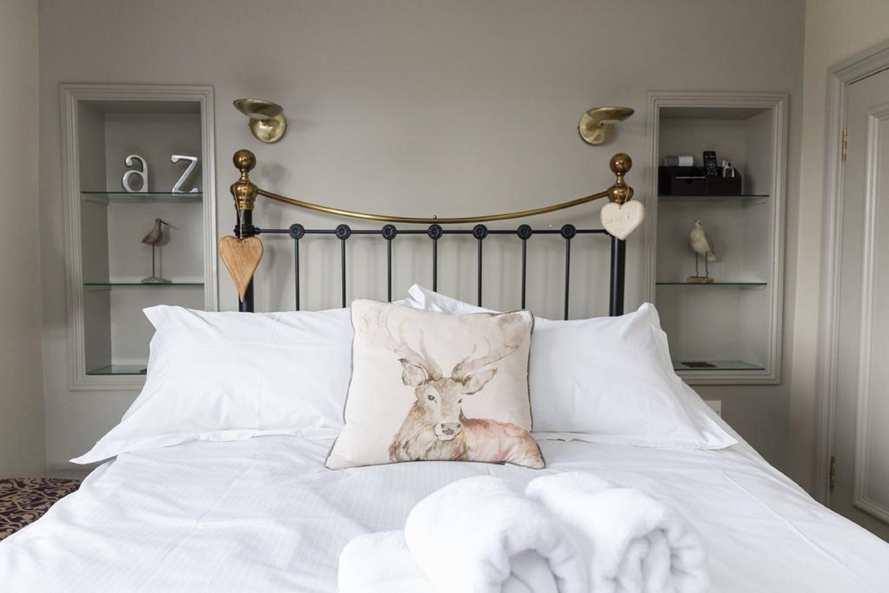 Seprai premium, setrika/meja setrika, Wi-Fi gratis, dan seprai linen