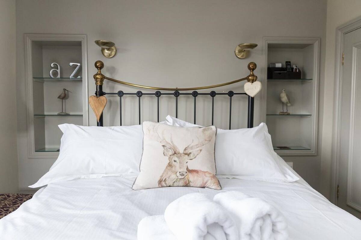 Premium bedding, iron/ironing board, free WiFi, bed sheets