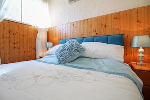 2 bedrooms, free cribs/infant beds, free WiFi - Coverack Cottage (Helston)