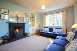 2 bedrooms, free cots/infant beds, free WiFi - Corner Cottage (Truro)