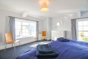 2 bedrooms, free cots/infant beds, free WiFi - Corner Cottage (Truro)