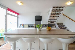 Dishwasher, high chair, cookware/dishes/utensils - Crantock (Newquay)