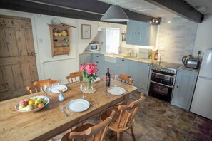 In-room dining - Crotchet Cottage (Truro)