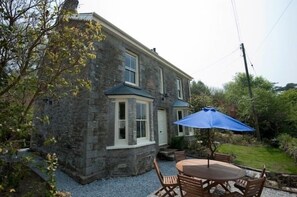 Outdoor dining - Coombe Villa (Truro)