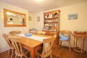 In-room dining - Cornerstone Cottage (Penzance)