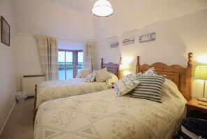 3 bedrooms, free cots/infant beds, free WiFi - Cornerstone Cottage (Penzance)