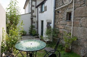 Outdoor dining - Dingley Cottage (Helston)