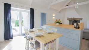 In-room dining - Crugsillick Studio (Truro)