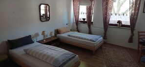 Escritorio y ropa de cama