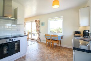 غسالة أطباق، كرسي للأطفال، مستلزمات طهي/أطباق/أوعية