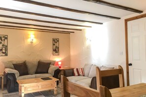 Living area - Fistral Cottage (Truro)