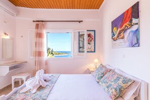 House | Iron/ironing board, travel cot, free rollaway beds, free WiFi