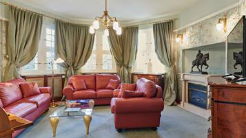 Suite | Living area | Flat-screen TV