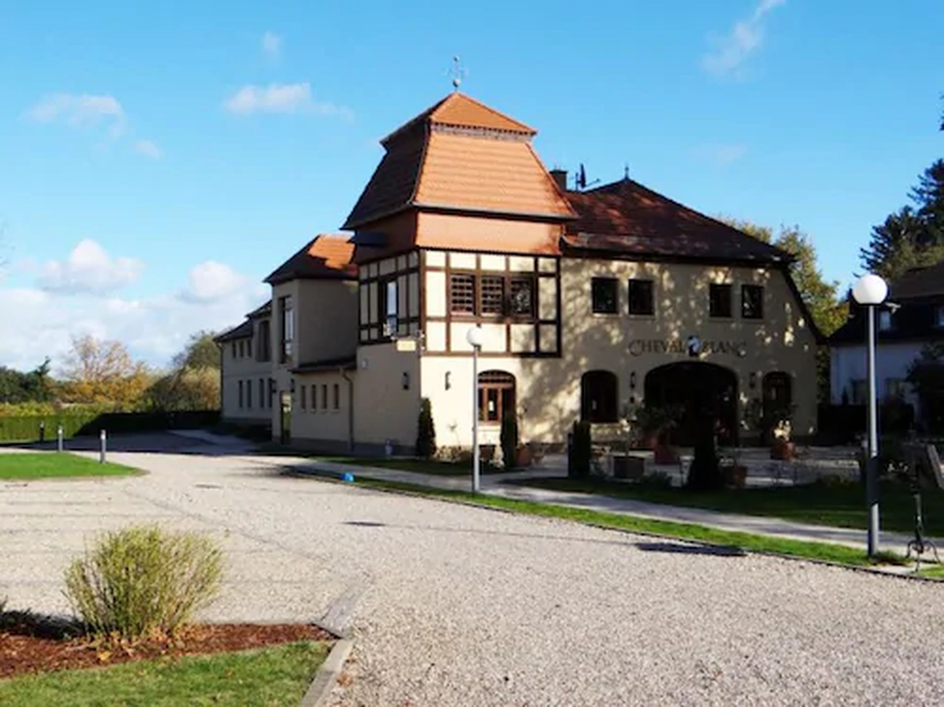 Ein traditionelles Gebäude mit einem Giebeldach und einem Schild mit der Aufschrift "CHEVALIER".