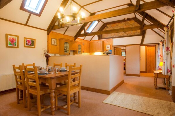In-room dining - Glenleigh Cottage (St Austell)