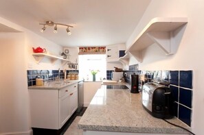 Cookware/dishes/utensils - Frogmore Corner (Truro)