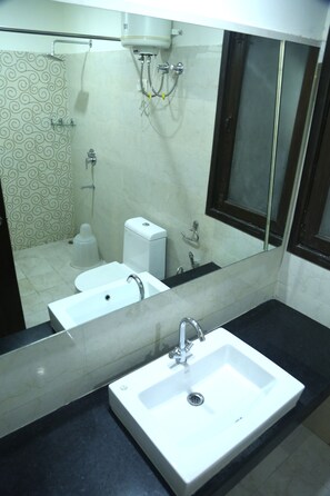 Executive Room | Bathroom | Shower, free toiletries, towels - Anantkoti Hotel (New Delhi)