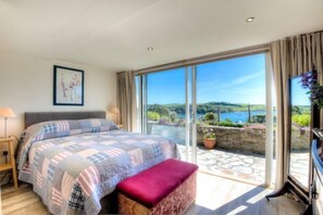 2 bedrooms, free cots/infant beds, free WiFi - Hideaway (Truro)