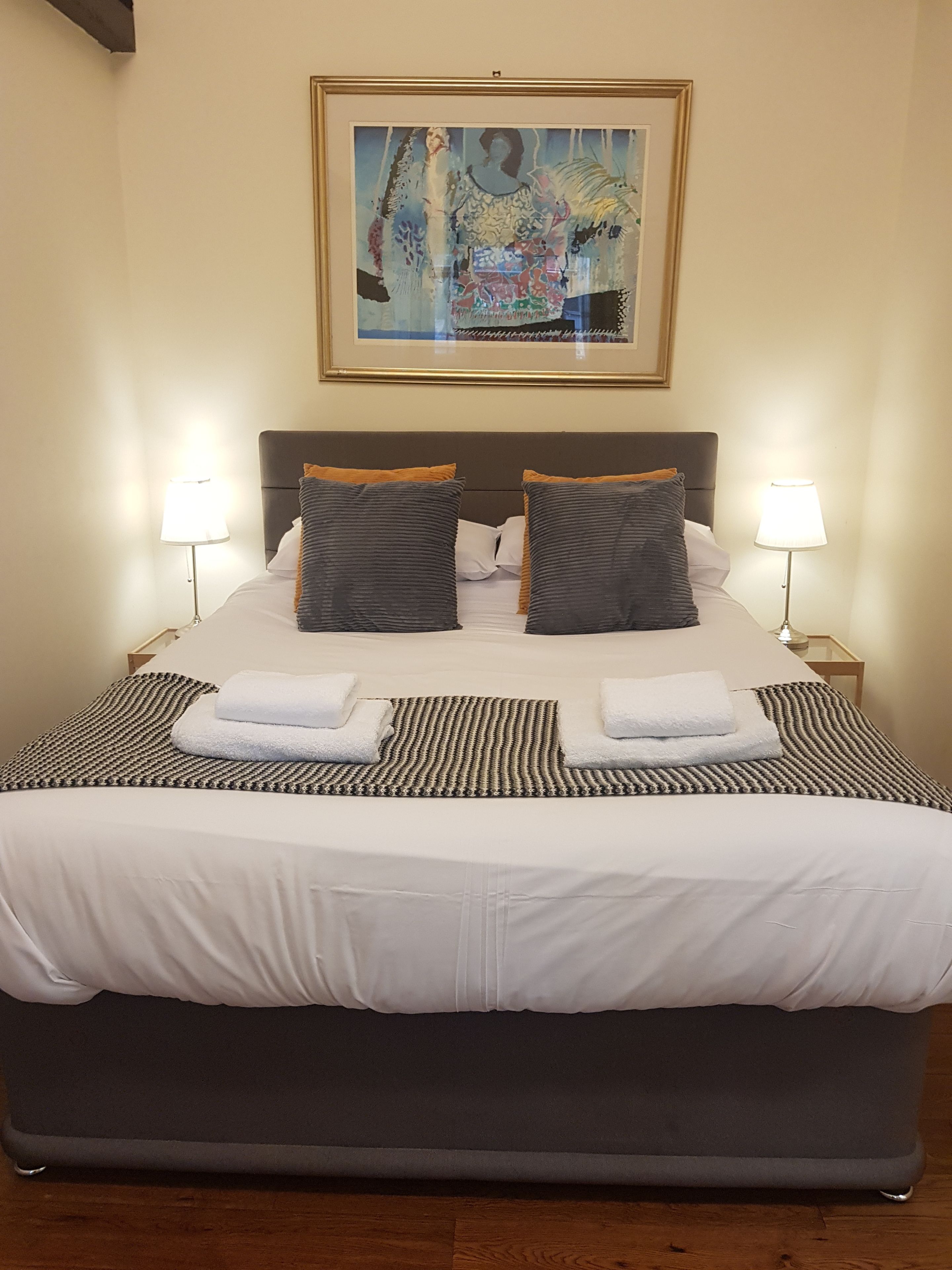 2 kamar tidur, setrika/meja setrika, dan tempat tidur bayi gratis