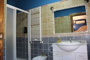 Shower, free toiletries, hair dryer, towels - Hostal Spa Venta Ticiano (Santiago-Pontones)