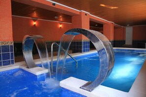 Indoor pool, outdoor pool - Hostal Spa Venta Ticiano (Santiago-Pontones)