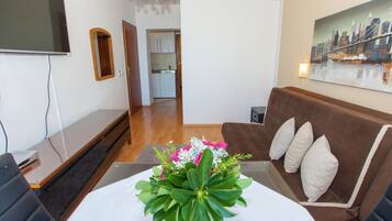 Apartamento, 1 habitación, balcón, vistas al mar (2) | Zona de estar | Una televisión de pantalla plana