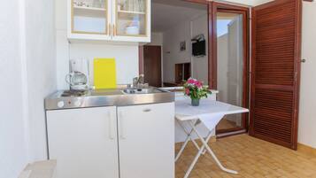 Estudi, balcó, vistes al mar (3) | Cuina bàsica privada | Frigorífic, microones, placa de cuina i cafetera i tetera