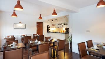 Petit déjeuner continental (10 GBP par personne)