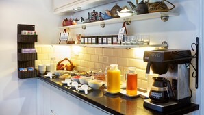 Un buffet de petit-déjeuner proposant une variété d’aliments, une machine à café et des théières décoratives disposées sur des étagères.