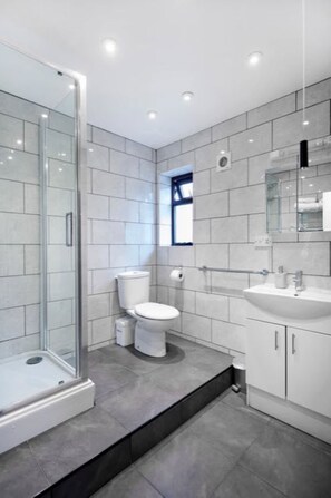 Amenidades de baño gratuitas, secadora de cabello, toallas 