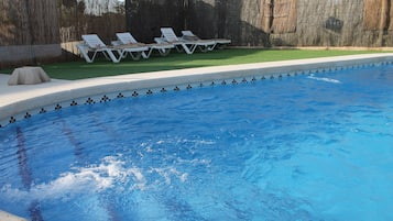 Una piscina al aire libre de temporada