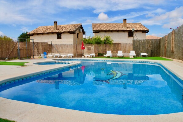 Seasonal outdoor pool - Casas Rurales Quijote y Sancho (Ossa de Montiel)