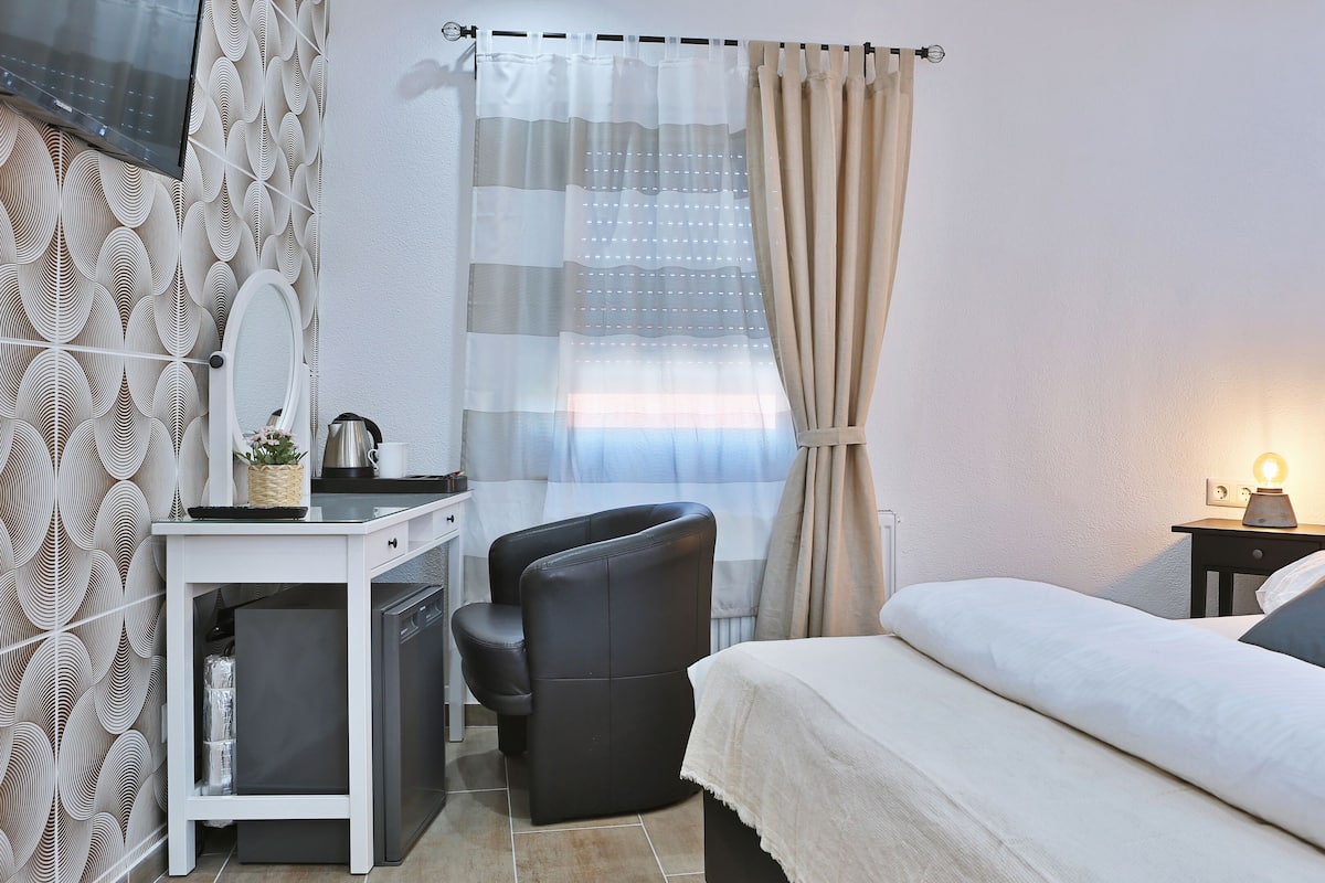 Comfort Double Room, 1 Queen Bed | Living room | Flat-screen TV