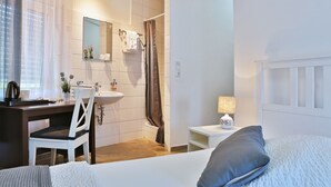 Dobbeltrom – standard, 1 queensize-seng, kjøleskap | Oppholdsområde | Flatskjerm-TV