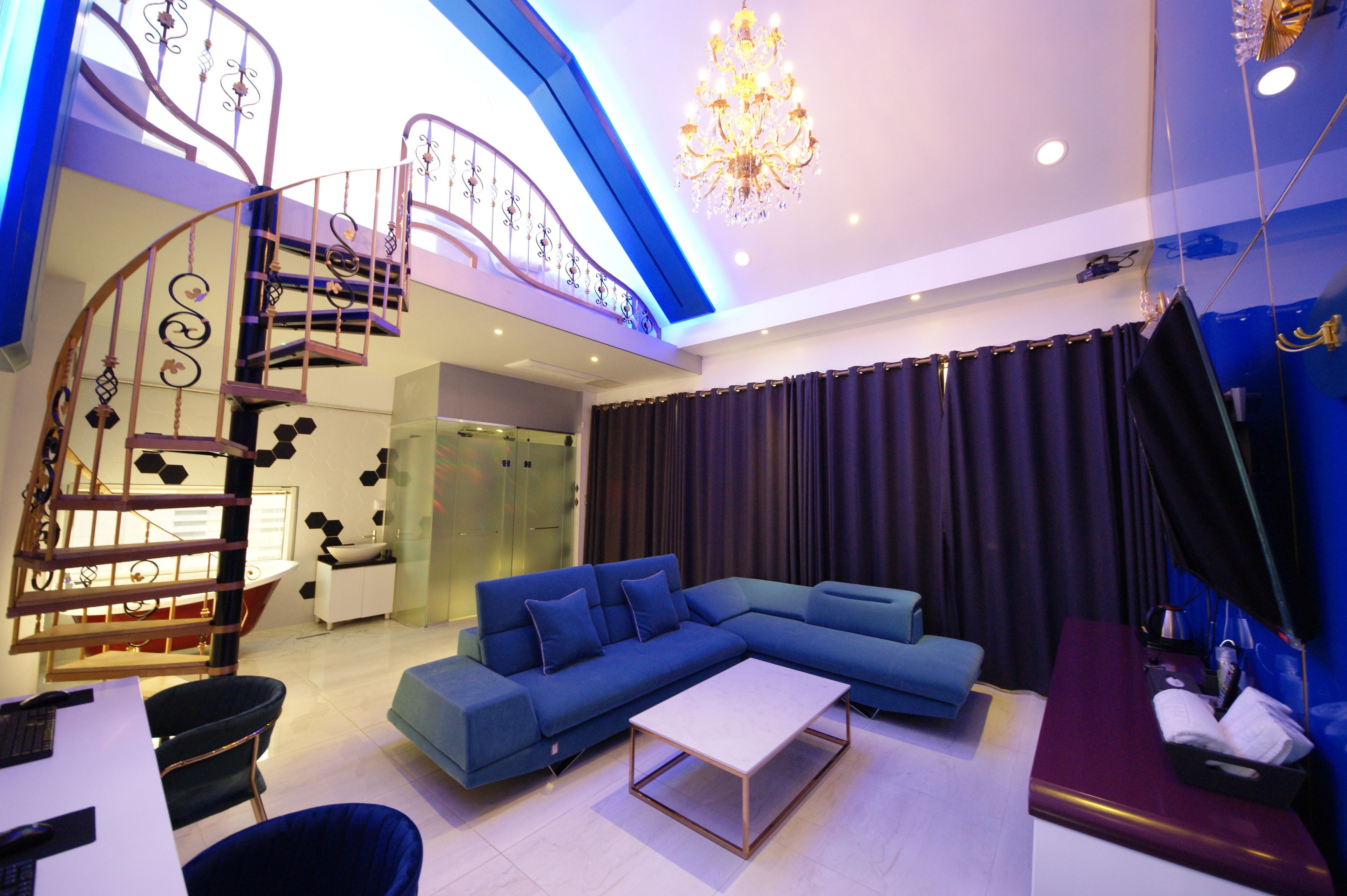 Sky View Gold Room | Free WiFi, bed sheets, wheelchair access