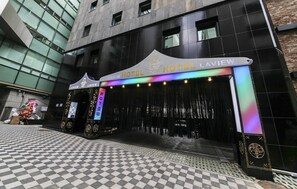 The exterior of the La View Hotel with a checkered floor pattern and a large entrance. - LA View Hotel (Seoul)