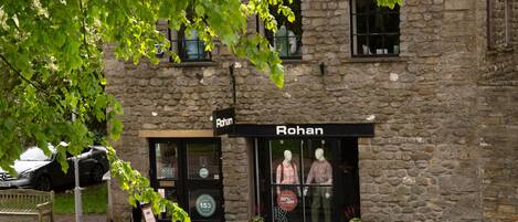 Un edificio de piedra con una fachada que dice 'Rohan'.